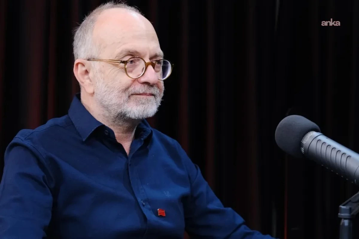 TKP Genel Sekreteri Kemal Okuyan mikrofonun yanında otururken