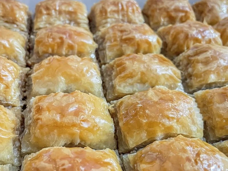 Kestaneli baklava – Türkiye Tepside kesilmiş, kızarmış baklava dilimleri