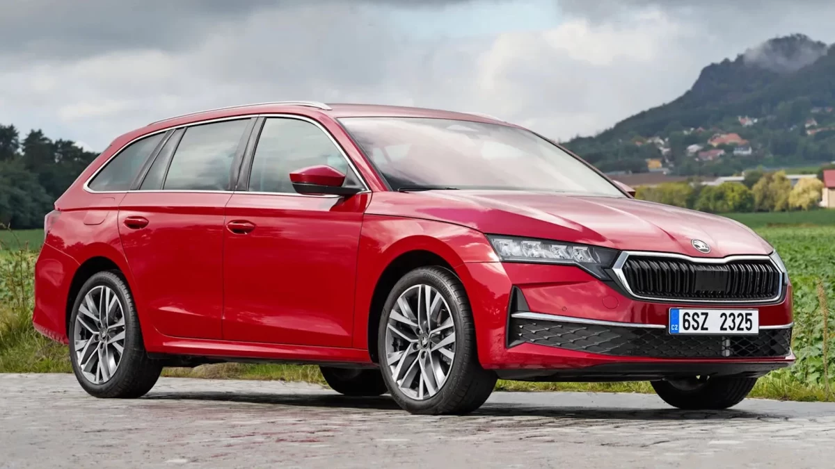 Kırmızı Skoda Octavia Combi önden ve yandan