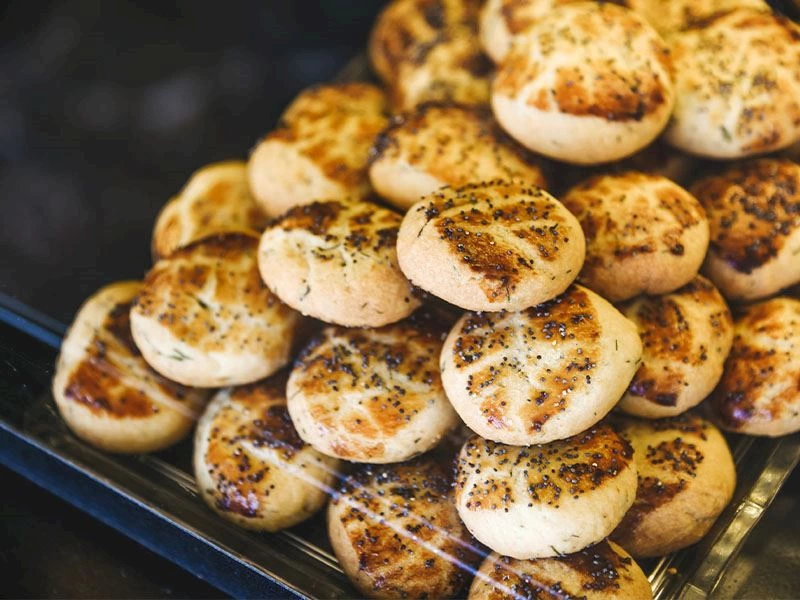 Üzerlerinde susam ve çörek otu bulunan tuzlu kurabiyeler servis tabağında
