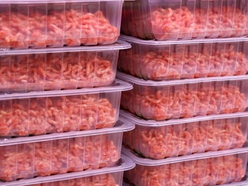 Şeffaf kaplarda üst üste dizilmiş kıyma paketleri