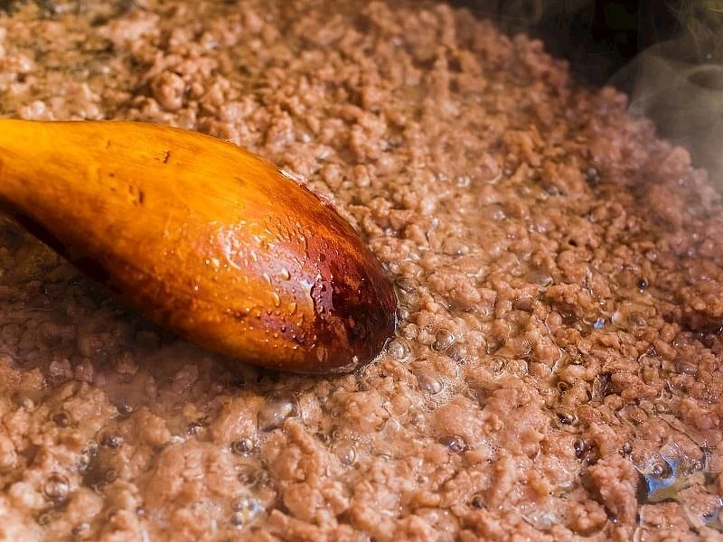Tavada tahta kaşıkla karıştırılan kıyma