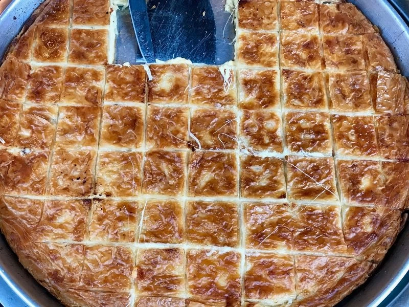 Kızarmış su böreğinin kare dilimleri ve spatula