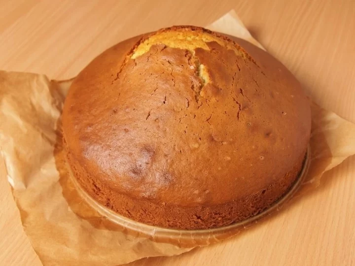 Piştikten sonra ortası kubbe gibi yükselen ev yapımı kek
