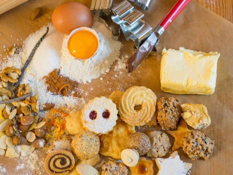 Yumurta, tereyağı ve çeşitli kurabiyelerle hazırlanmış tezgâh