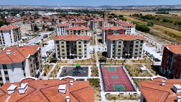 Kütahya Pazarlar’da kentsel dönüşüm kapsamında yapılan yeni konutlar ve ortak alanlar