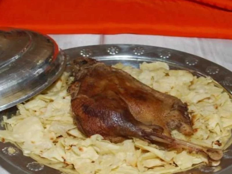 Kızarmış kaz eti kurutulmuş yufkaların üzerinde servis ediliyor