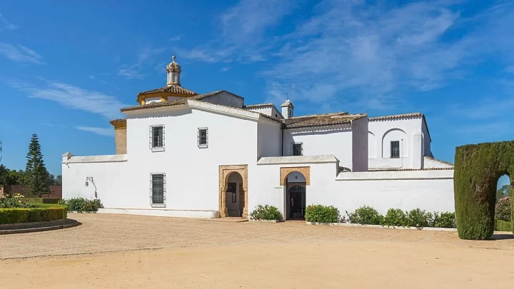 Huelva’daki La Rábida Manastırı’nın beyaz cepheli dış görünümü.