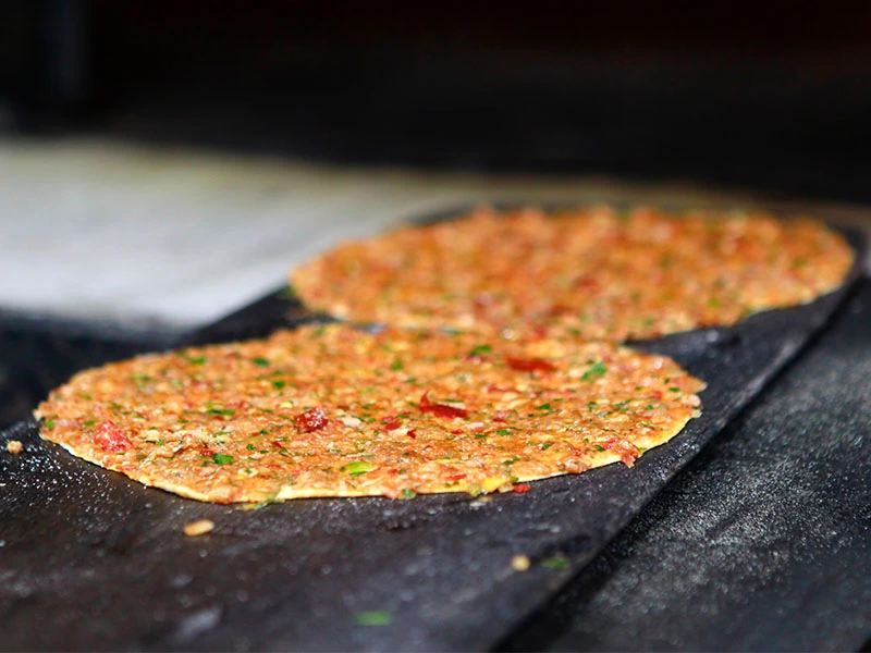 Fırın yüzeyindeki ince lahmacunlar