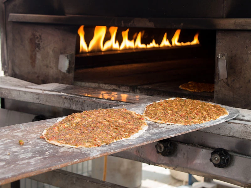 Fırına gönderilmeyi bekleyen harçlı lahmacunlar