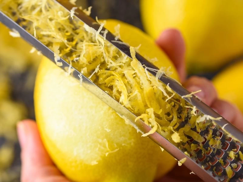 Limon kabuğunun rende üzerinde rendelenmesi
