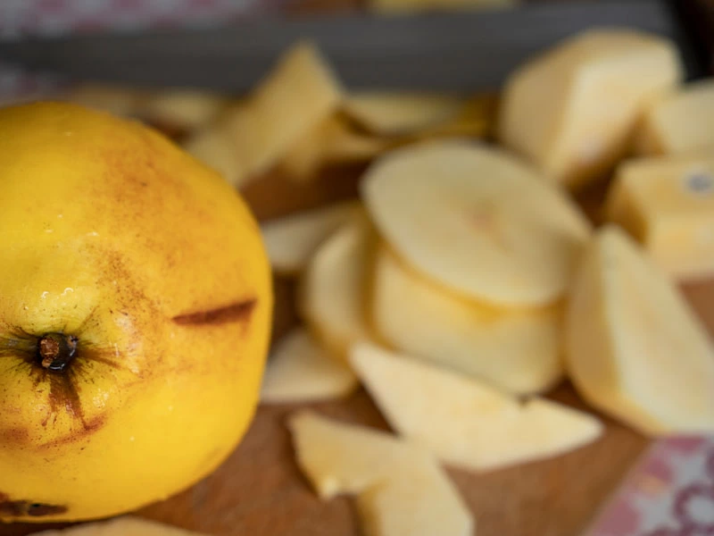 Limon suyuyla ayva kararmasını önleme Bütün ayva ve yanında dilimlenmiş ayvalar