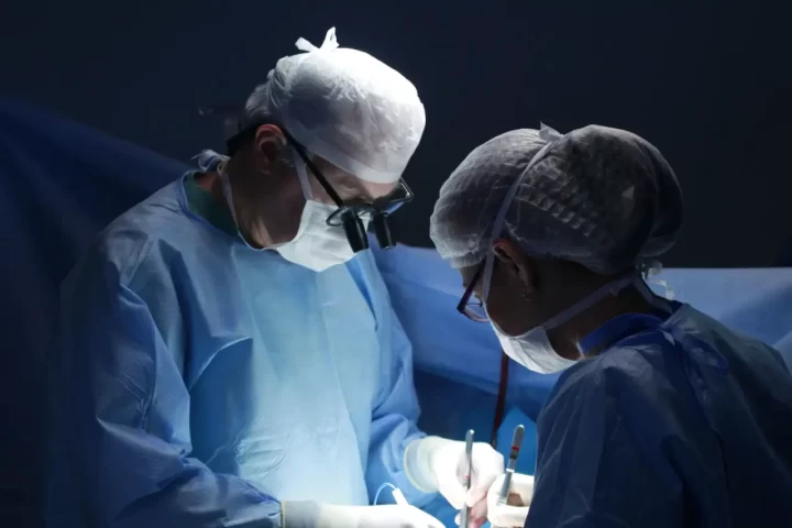 Ameliyathanede cerrahi işlem yapan iki sağlık çalışanı