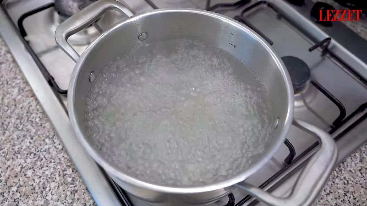 Makarna için su kaynatma Ocakta kaynayan su bulunan tencere