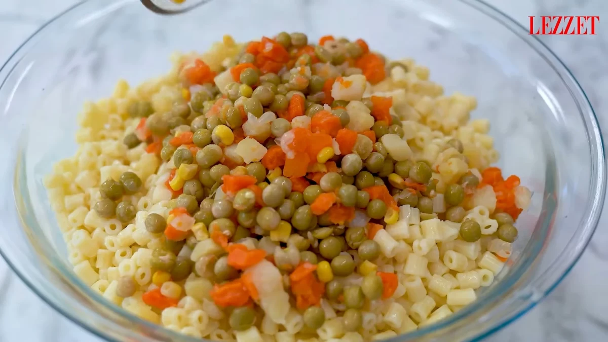 Makarna salatasına garnitür ekleme Boncuk makarnanın üzerine garnitür eklenmiş