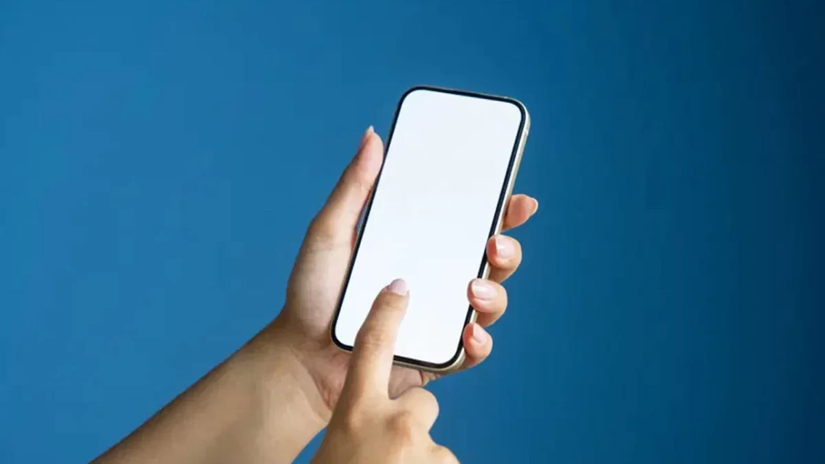 Bir elin tuttuğu akıllı telefonun ekranına dokunan parmak