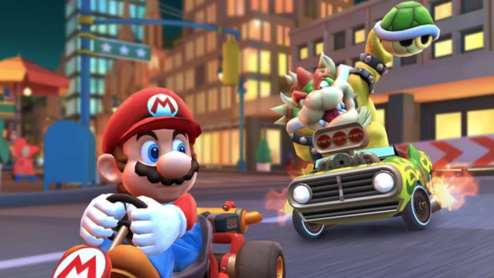 Mario Kart Tour’da Mario ve Bowser yarış araçlarıyla şehir pistinde ilerliyor.