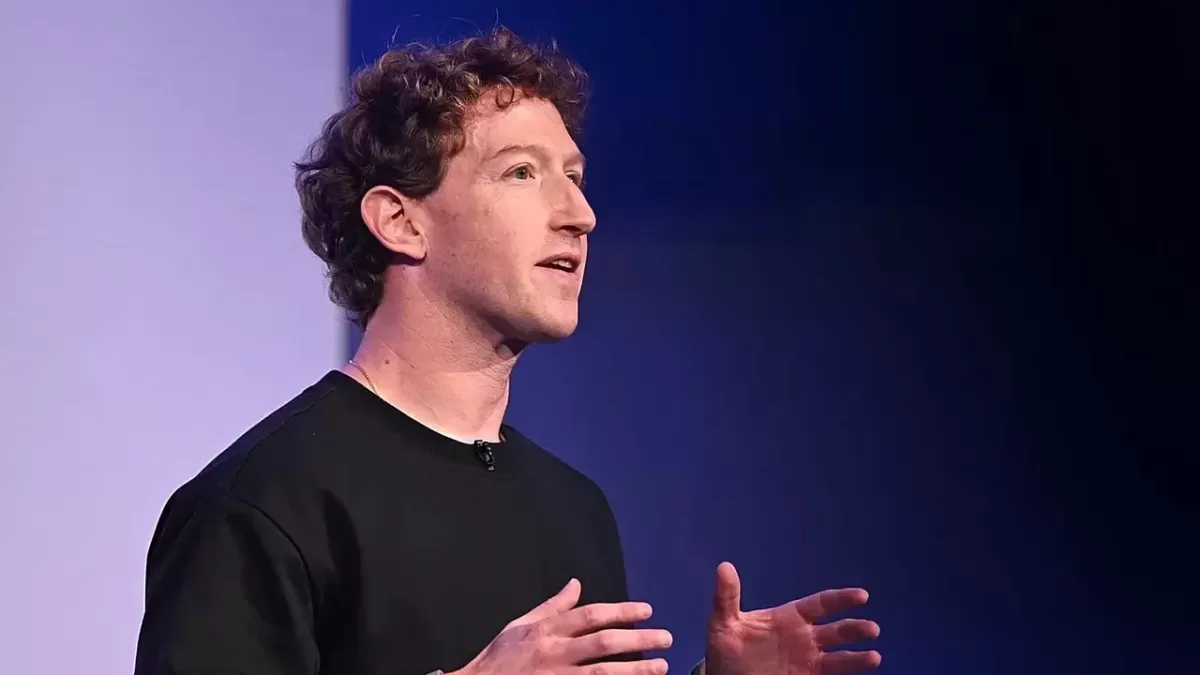 Mark Zuckerberg sahnede konuşurken