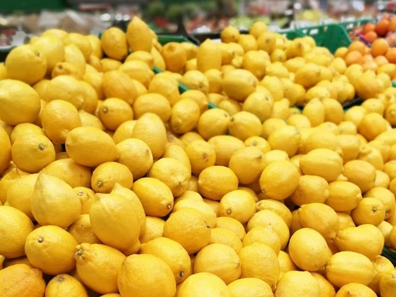 Market reyonunda çok sayıda limon