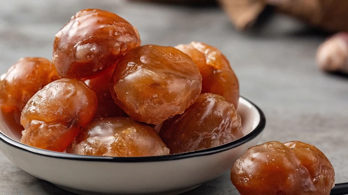 Marron glacé Bir kasede sunulan parlak şekerlenmiş kestaneler