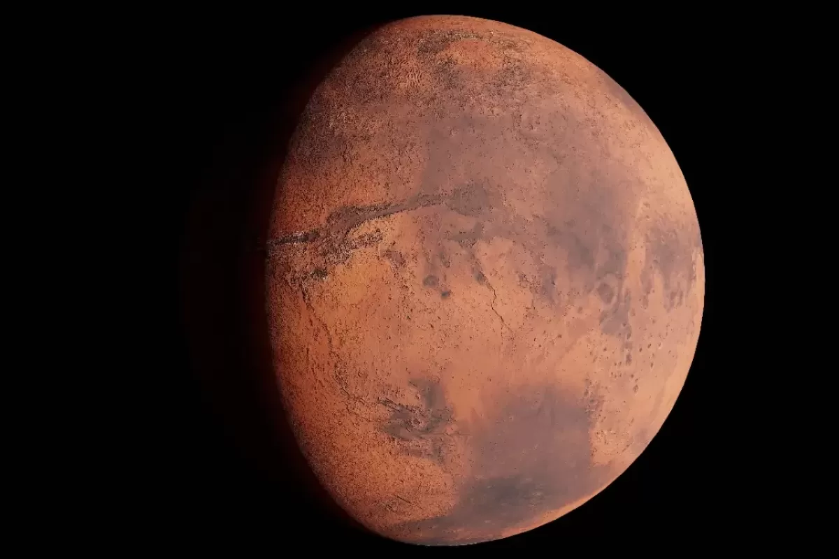 Karanlık arka plan üzerinde Mars gezegeninin kızıl yüzeyi