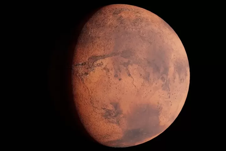 Karanlık arka plan üzerinde Mars gezegeninin kızıl yüzeyi