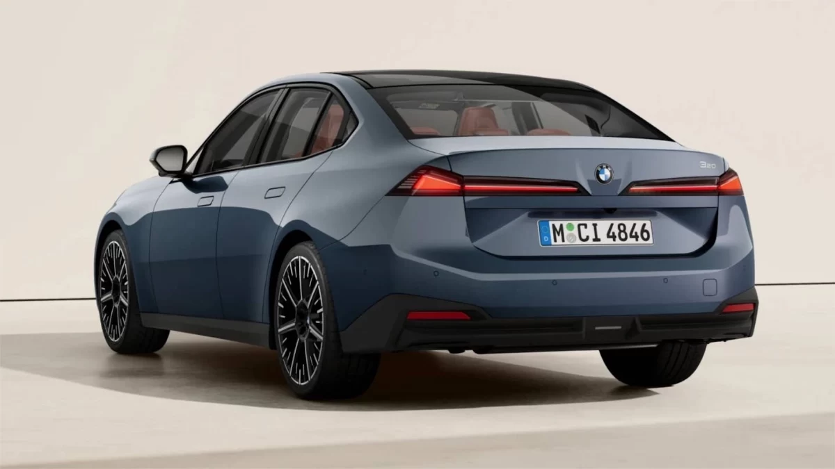 Mavi BMW 3 Serisi’nin arka ve yan görünümü