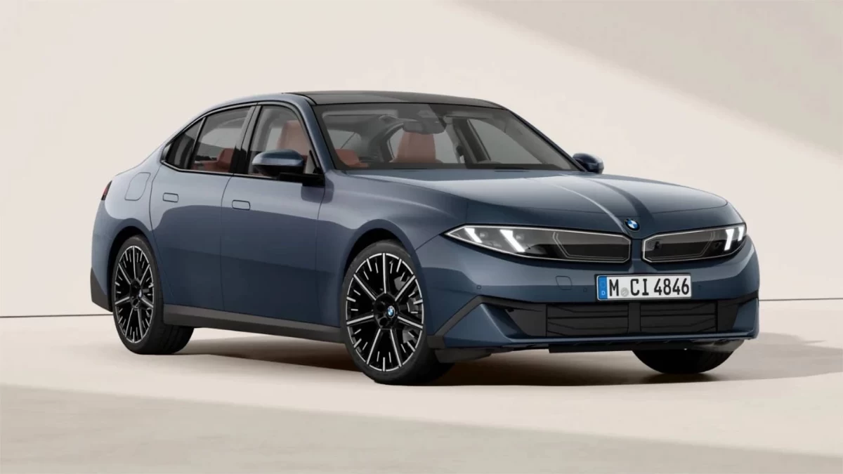 Mavi BMW 3 Serisi’nin önden ve yandan görünümü