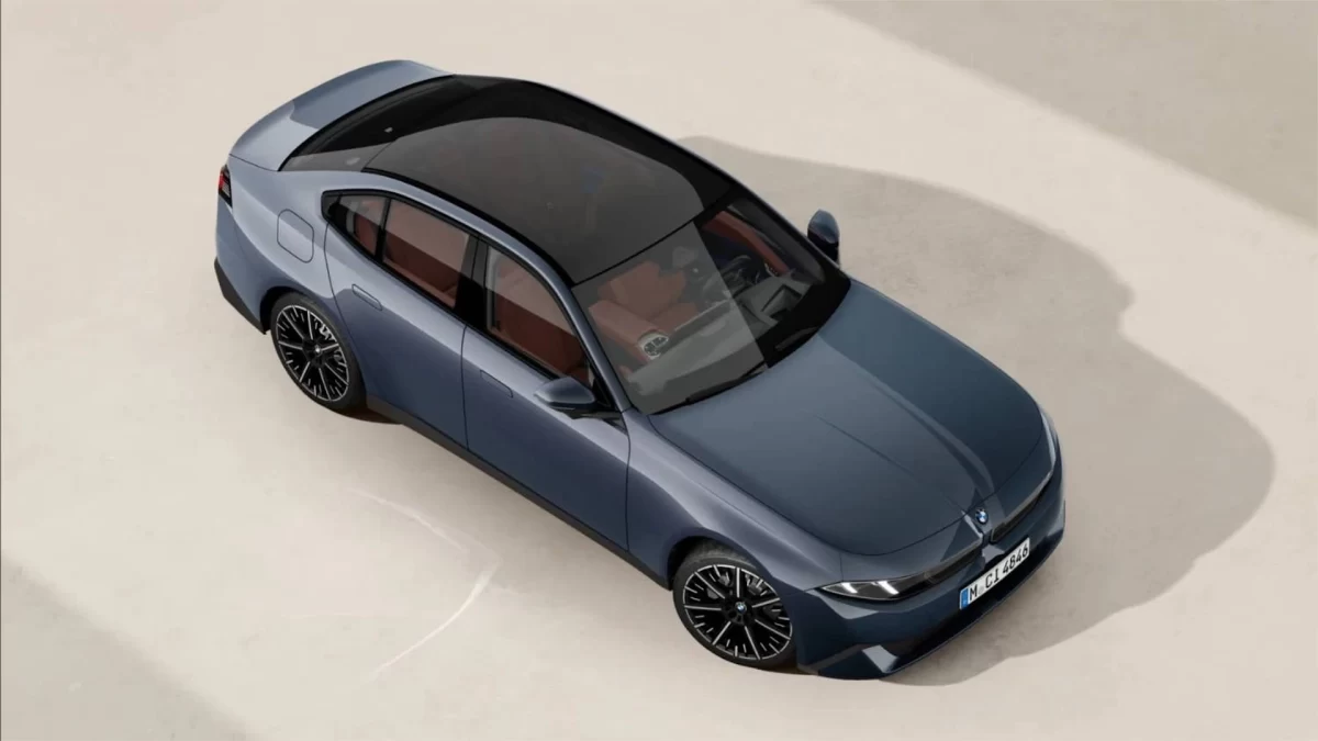 Mavi BMW 3 Serisi’nin yukarıdan önden görünümü