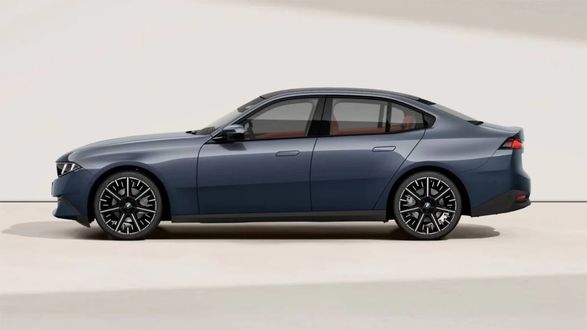 Mavi BMW 3 Serisi’nin yandan görünümü
