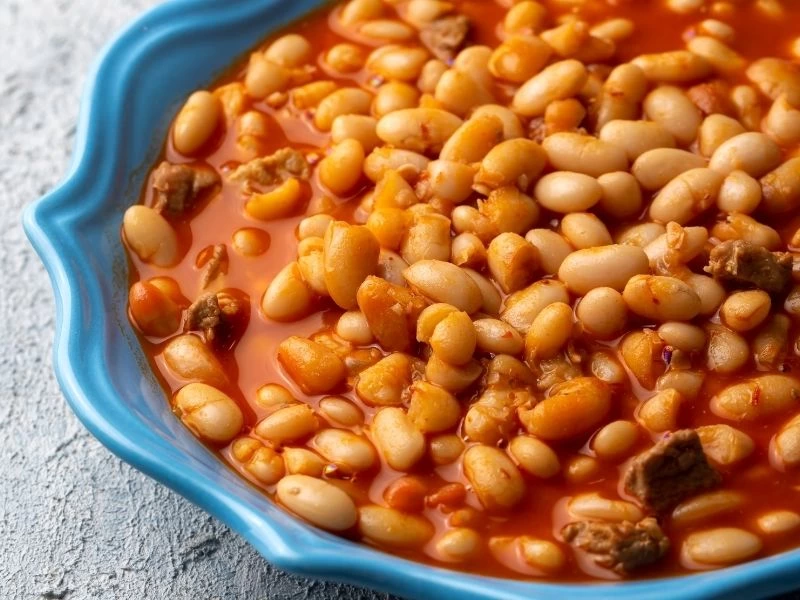 Mavi tabakta domates soslu kuru fasulye