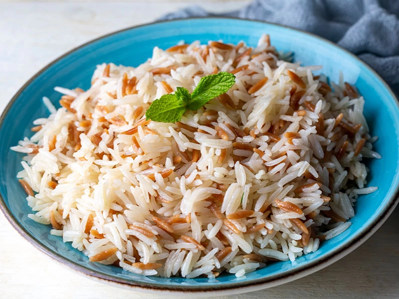 Mavi tabakta naneli pirinç pilavı