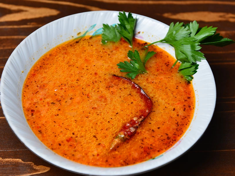 Maydanoz ve kırmızı biberle süslenmiş tarhana çorbası