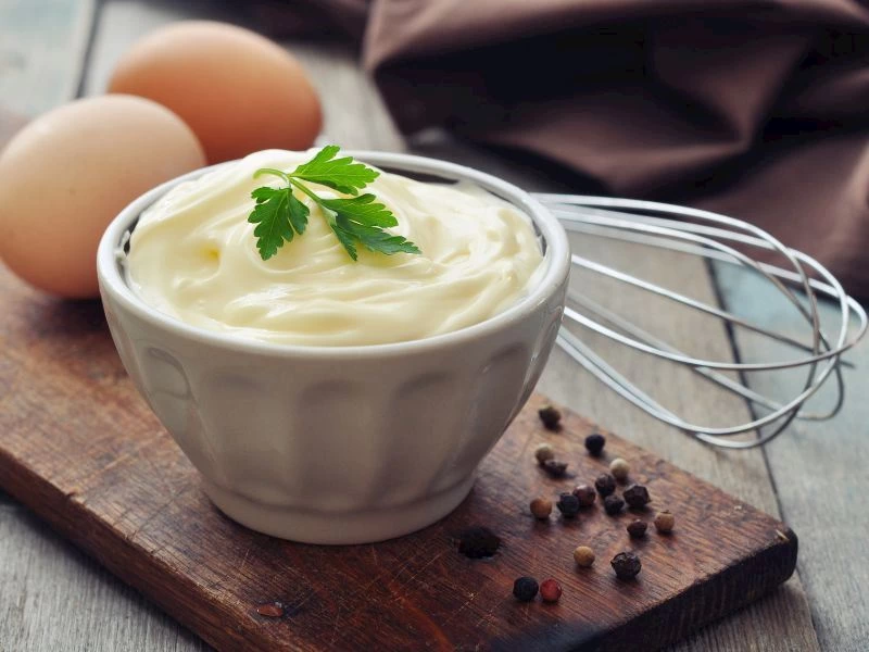 Mayonez kâsesi, yumurtalar ve el çırpıcısı