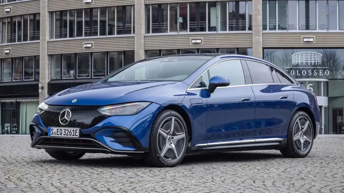 Şehir ortamında park edilmiş mavi Mercedes-Benz EQE