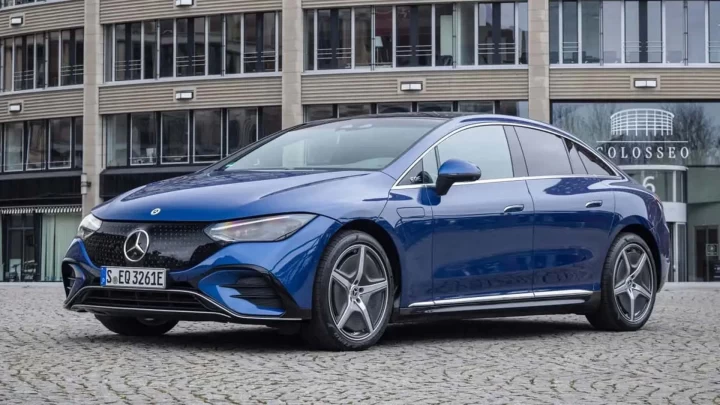 Şehir ortamında park edilmiş mavi Mercedes-Benz EQE