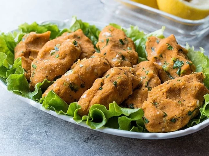 Marul yaprakları üzerinde servis edilen mercimek köfteleri