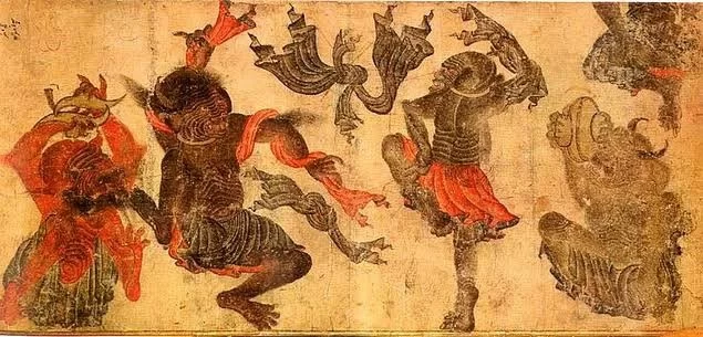 Merdiven boşluğunda duran iki kadın, ürkütücü ifadelerle yukarı bakıyor