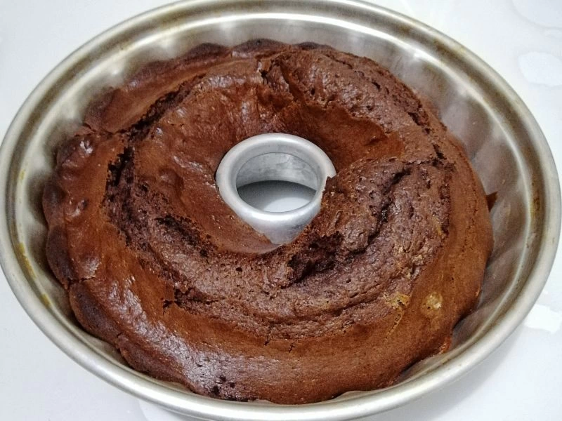 Ortası delikli metal kalıpta pişmiş çikolatalı kek