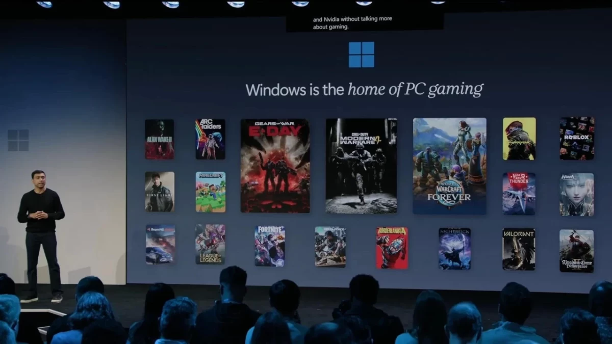 Microsoft etkinliğinde PC oyunlarının tanıtıldığı ekranda oyun görselleri; ön planda konuşmacı ve izleyiciler
