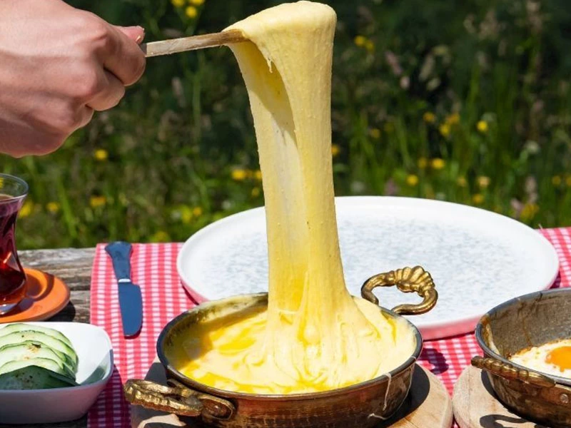 Bakır tavadan uzayan mıhlama