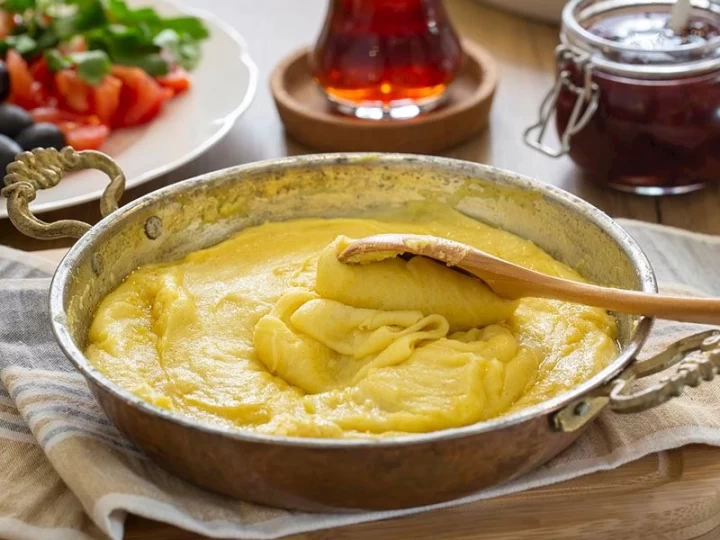 Bakır tavada servis edilen mıhlama, yanında çay ve taze sebzeler