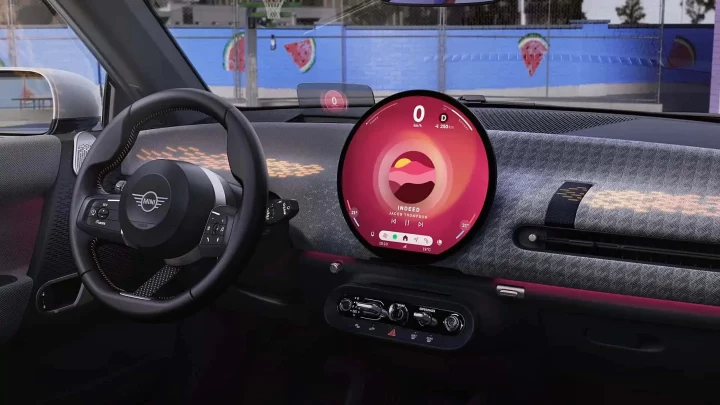 Mini otomobilin ön konsolunda yer alan yuvarlak merkezi multimedya ekranı