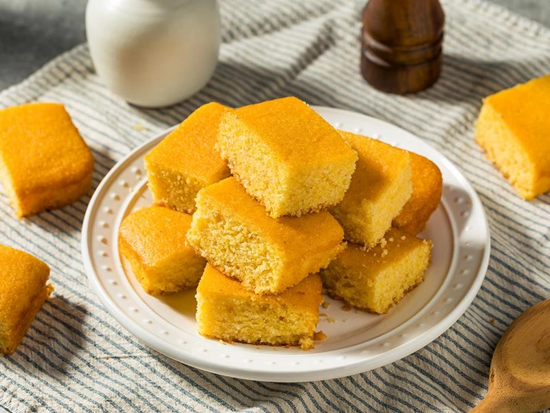 Tabakta dilimlenmiş sarı renkli mısır ekmeği
