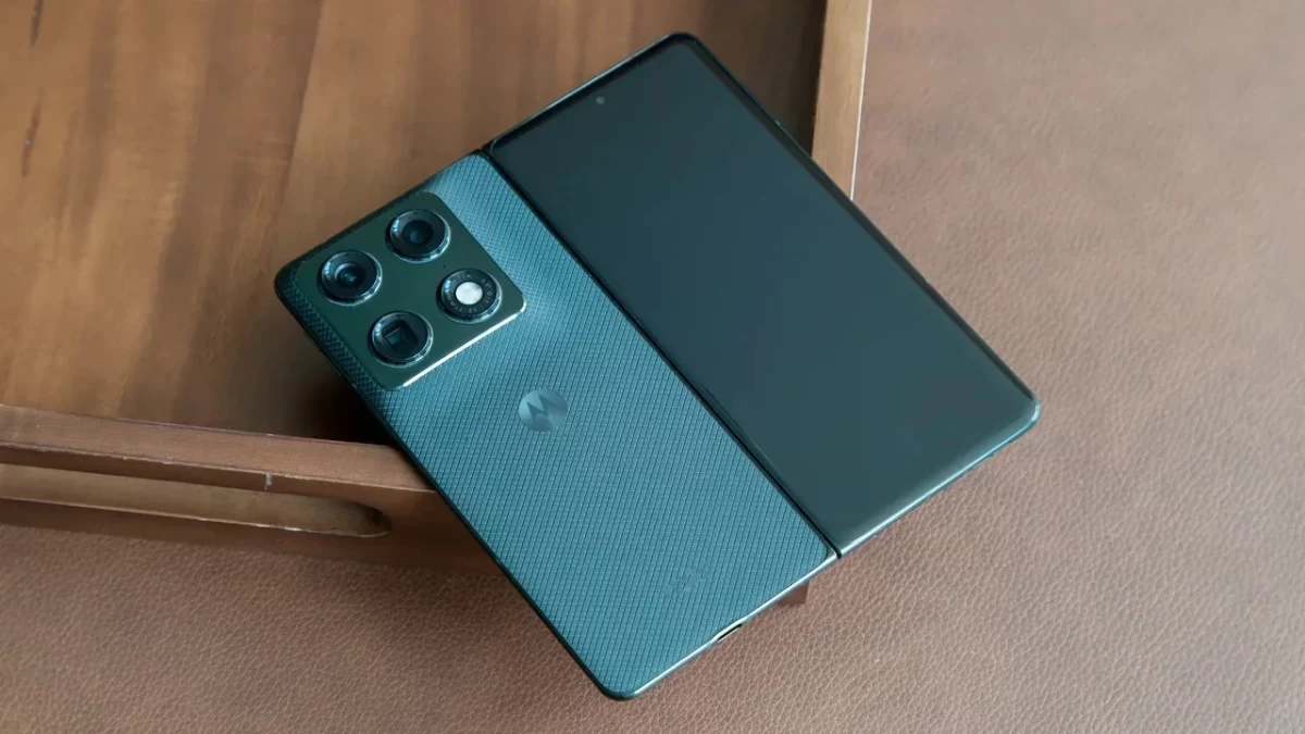 Motorola Razr telefonların yeşil ve bej renkli arka yüzleri