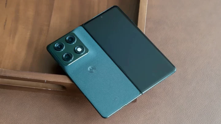 Motorola Razr telefonların yeşil ve bej renkli arka yüzleri
