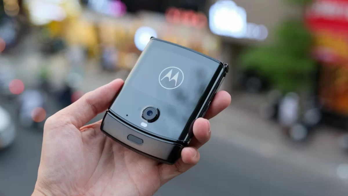 Bir kişinin elinde kapalı halde tutulan Motorola Razr telefonu