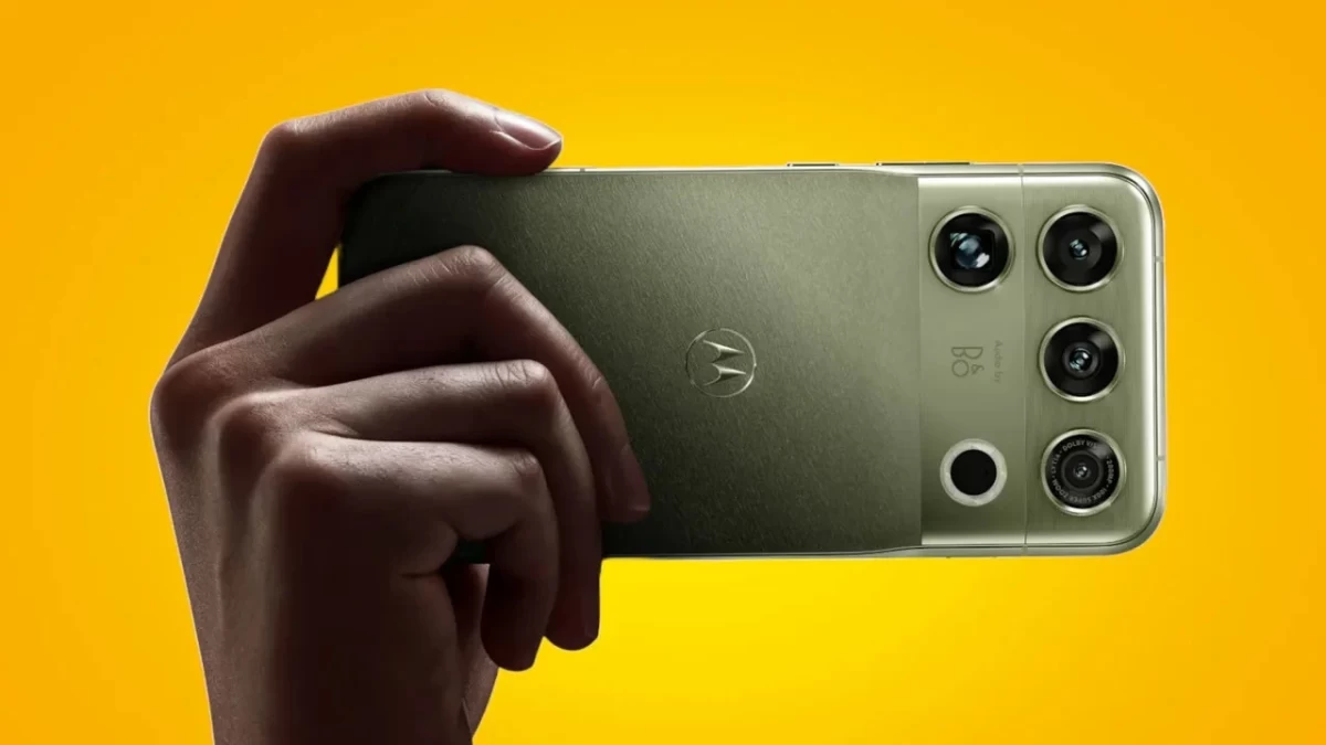 Bir kişinin elinde tuttuğu, arka yüzünde birden fazla kamera bulunan Motorola telefon