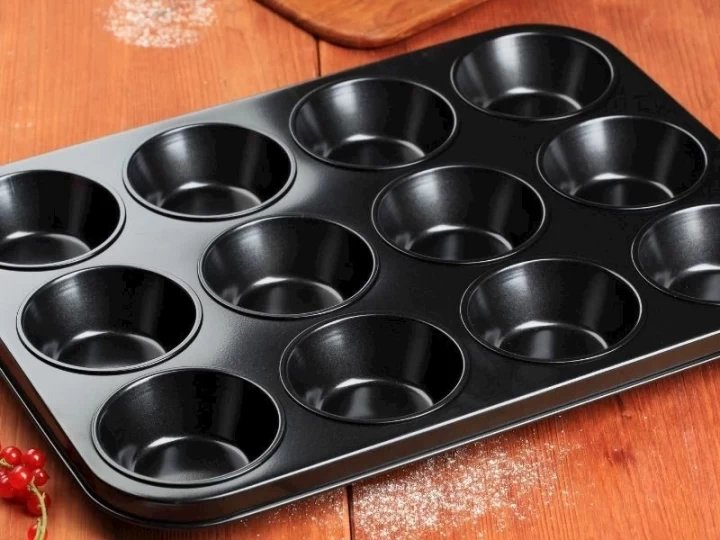Boş muffin tepsisi ahşap tezgâh üzerinde