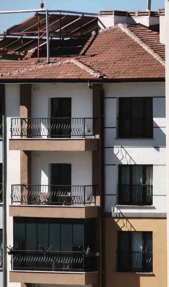 Balkonlu bir apartman binasının dış cephesi